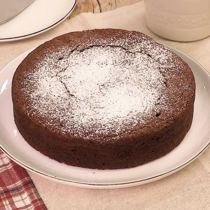 🥞オーブンじゃなく電子レンジでたった２分！ 材料たった４つで出来ちゃう🌟濃厚ガトーショコラ お菓子作りが苦手な人でもこれなら美味しく しかも簡単にできちゃう！型もタッパーがあればOK 詳しい作り方はYouTube べるっぱ レンジ ガトーショコラ で検索