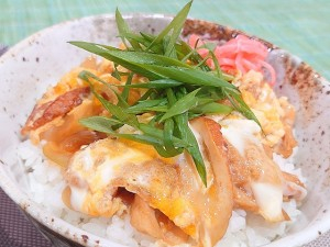 基本的に卵と炒めればなんでも美味しいと思ってるのだけど、これは特に大好きでずっと自分のお昼用に作り続けてます ピーマンとちくわのチャンプルー丼です🥣めっちゃ簡単です⸜🙌🏻⸝‍ひとりお昼ごはんお昼ごはんお昼ごはん記録ひとりおひるレシピピーマンと