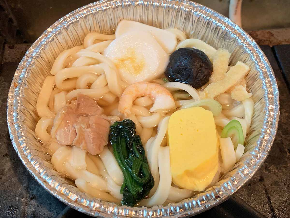 セブン・ローソン・ファミマ コンビニ「鍋焼きうどん」食べ比べ。だしやコシはどう違う？ - macaroni