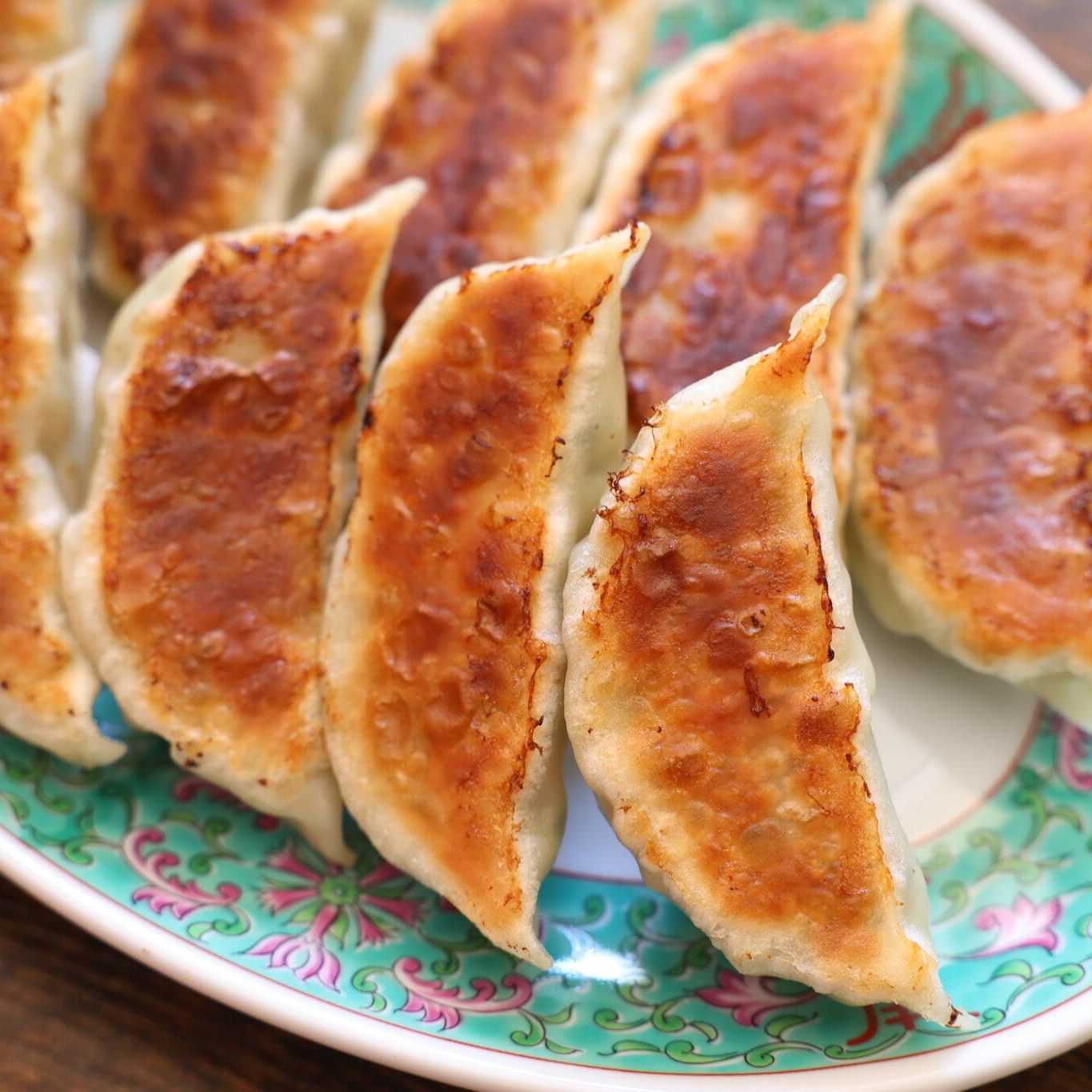 冷凍餃子の美味しい焼き方のコツ！プロ直伝の誰でも上手にカリッと焼く方法 - ココハマ