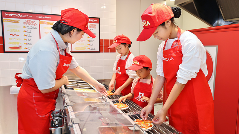 いつまで待つの ？ 英語ビギナーが有名店でピザを注文巨大ピザ食レポチップの事やボストンの事などおしゃべり🗣Rgina PIZAAアメリカ生活