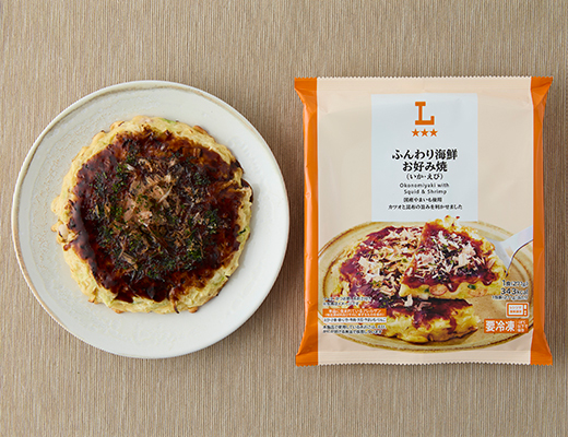 ローソン『彩り野菜と熟成ベーコンのピッツァ』レンチンするだけで具材たっぷりのピザが楽しめる！しかも低糖質