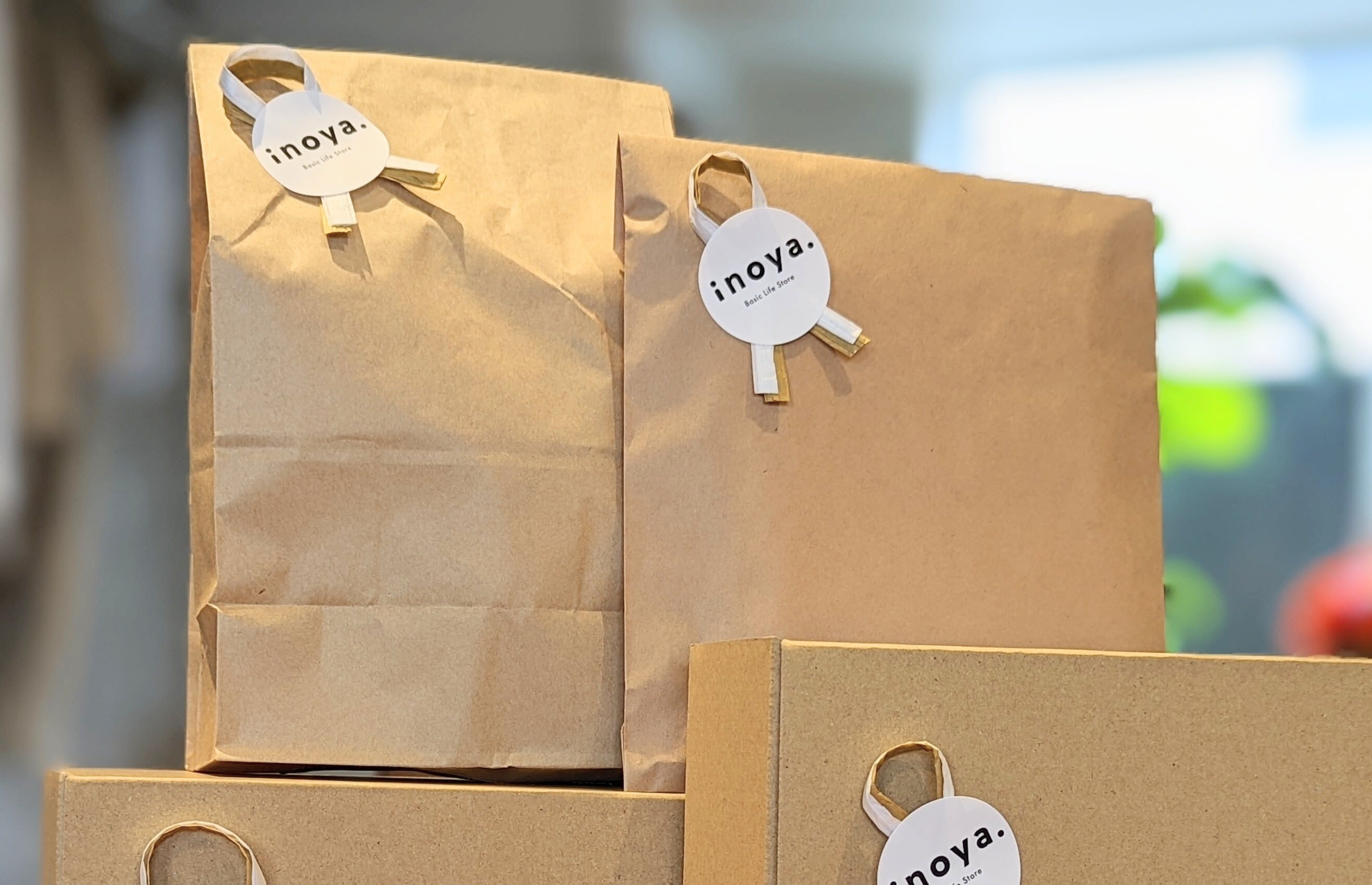 クラフト紙のおしゃれな包み方❘100均でできるラッピングアイデア