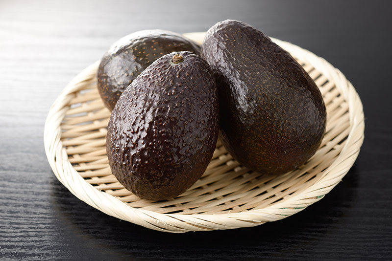 がっかりしない！アボカドの選び方 , せっかく買ったアボカドが, 切ったらまだかたかったり, 逆に熟れすぎて黒かったりして,悲しい思いをしたことありませんか ？, ＼そんなアナタに , おいしく食べるための選び方をご紹介！, 食べたいタイミングに合わせて,参考にしてみてください♪, ＜補足＞, 実はアボカドには数多くの品種があり, 今回の選び方は一般的にお店に出回っている,