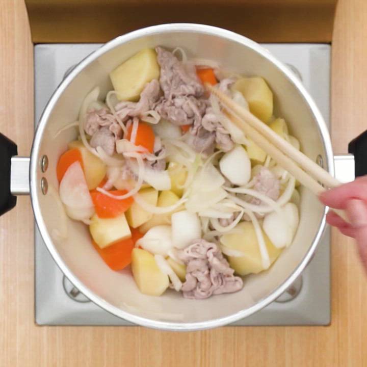 玉ねぎとじゃがいもの煮物