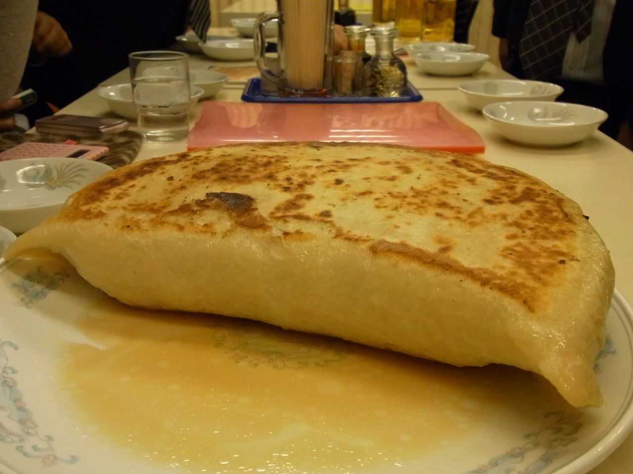 重さ2.5キロ、100個分の巨大餃子！ 「大きすぎて」泣ける店「神楽坂飯店」本がすき