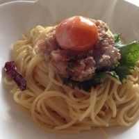 ネギトロ もう市販品に戻れない！サクから作るふわふわネギトロ丼！ —————— ▷材料 マグロ赤身：200g ＜調味料＞ マヨネーズ：小さじ2塩：2つまみ ごま油：小さじ1 2 おろしにんにく：お好みで ねぎ小口切り：適量 醤油：大さじ1 煮切りみりん：大さじ1 わさび：適量