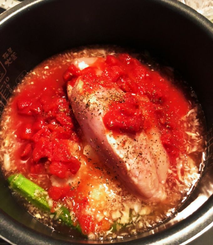 🌋🥘🎖✨﻿ 究極の減量飯🏋🏼‍♂️﻿ マッスルグリルさん考案「マグマ」アレンジ﻿ ﻿本家では10合炊きでしたが、こちらは3合炊きのレシピになっています！材料 ﻿ 米 1合﻿ にんにく 2片﻿ 玉ねぎ 半分﻿ えのき 1 2袋﻿オクラ 5個﻿ カットトマト 500g﻿ 乾燥椎茸 4個﻿ 冷凍