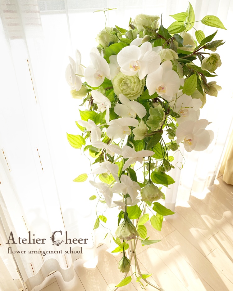 フラワーアレンジメント 葉っぱ 大きい葉っぱをひねる使い方。桜、ミモザ、葉っぱで春のアレンジ フラワーアレンジメント教室 横浜