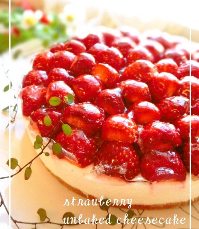 イチゴとキウイのレアチーズケーキ 黒背景左スペースハイアングル の写真素材37348085- PIXTA