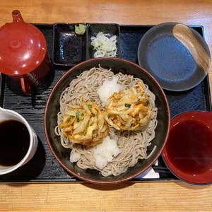 知床斜里駅から車で5分🚗 観光名所の天に続く道展望台も10分の好立地🔥 知床ごはんtomoniでは定食から居酒屋メニューまで取り揃えております🌳 皆さん知床観光の際はぜひお待ちしてます！！ . @official_hotelboth も多少空室あります！サウナの予約もじゃんじゃん