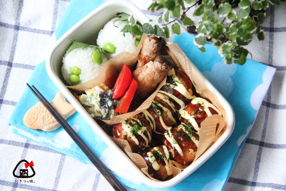 美味しそう！」と思ったら、ぜひ「好きな絵文字😋♡🍽」で教えてね♪感想なども教えていただけたらとても嬉しいです！ 「たこ焼き風おにぎり」 まるで たこ焼きの味わいを再現した一口サイズのおにぎりです。白飯に練り込んだS&B紅しょうががアクセントとなり、その味と食