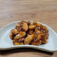 カリポリ手が止まらない！甘〜いおつまみ『ココアピーナッツ』は５分でできる！ - macaroni