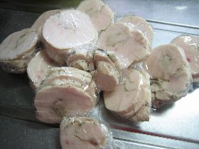 anovaで鶏ハム. 前の記事でも書いたけど、諸事情で高タンパク質な食生活を目指す必要があるので鶏胸肉by Daisuke MakimakisanchMedium