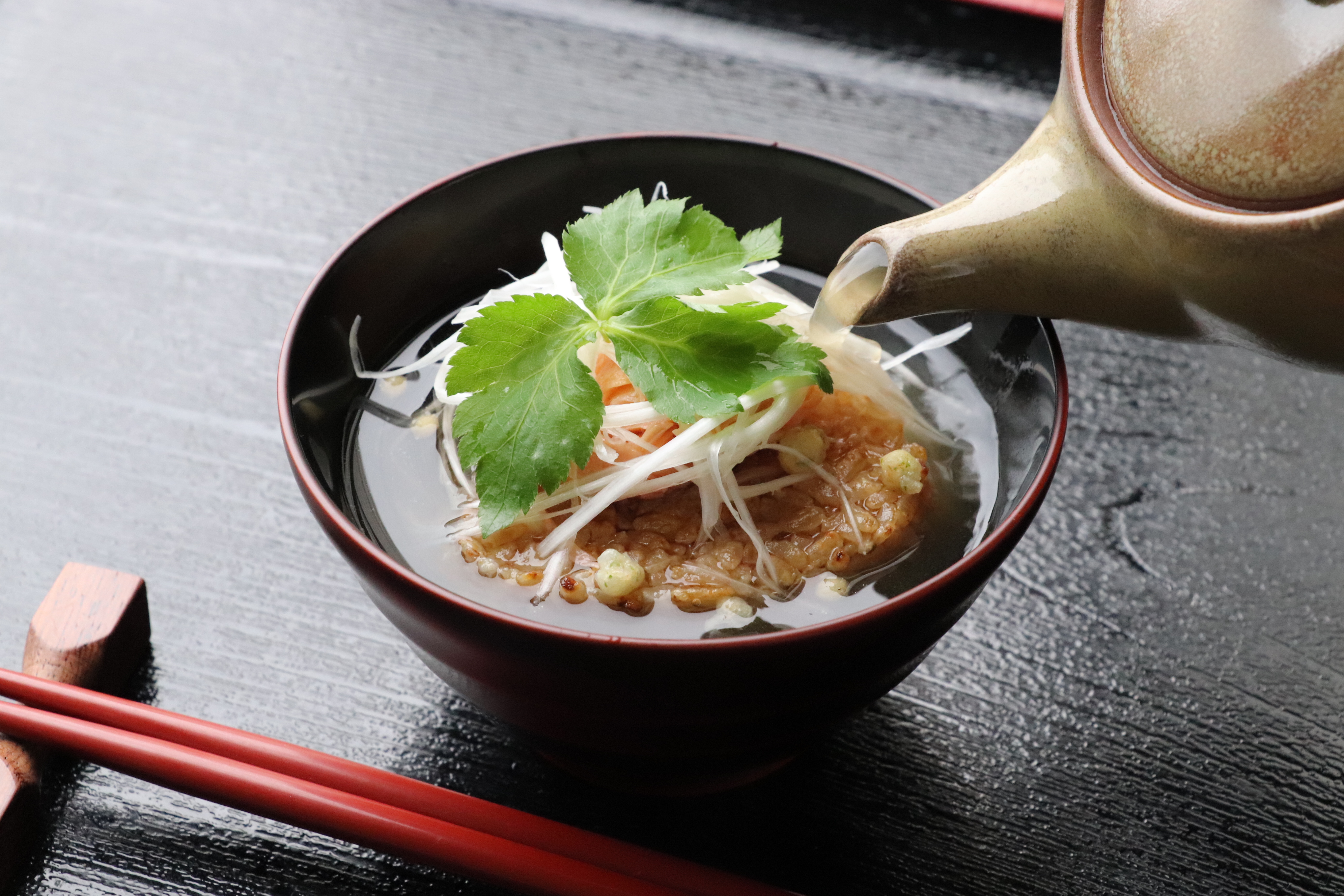 いつもの冷凍焼きおにぎりをアレンジ「洋風お茶漬け 焼きおにぎり」 カワウソ一家のしあわせごはん 10画像3 4- レタスクラブ