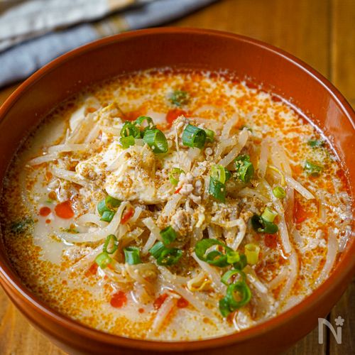 とんこつ風味で温まる♪ 豚もやしスープ