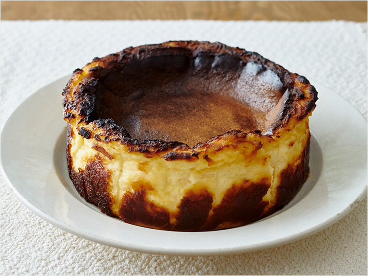 本場で習ったバスクチーズケーキのレシピ。材料5つで意外と簡単！三越伊勢丹の食メディアFOODIE フーディー