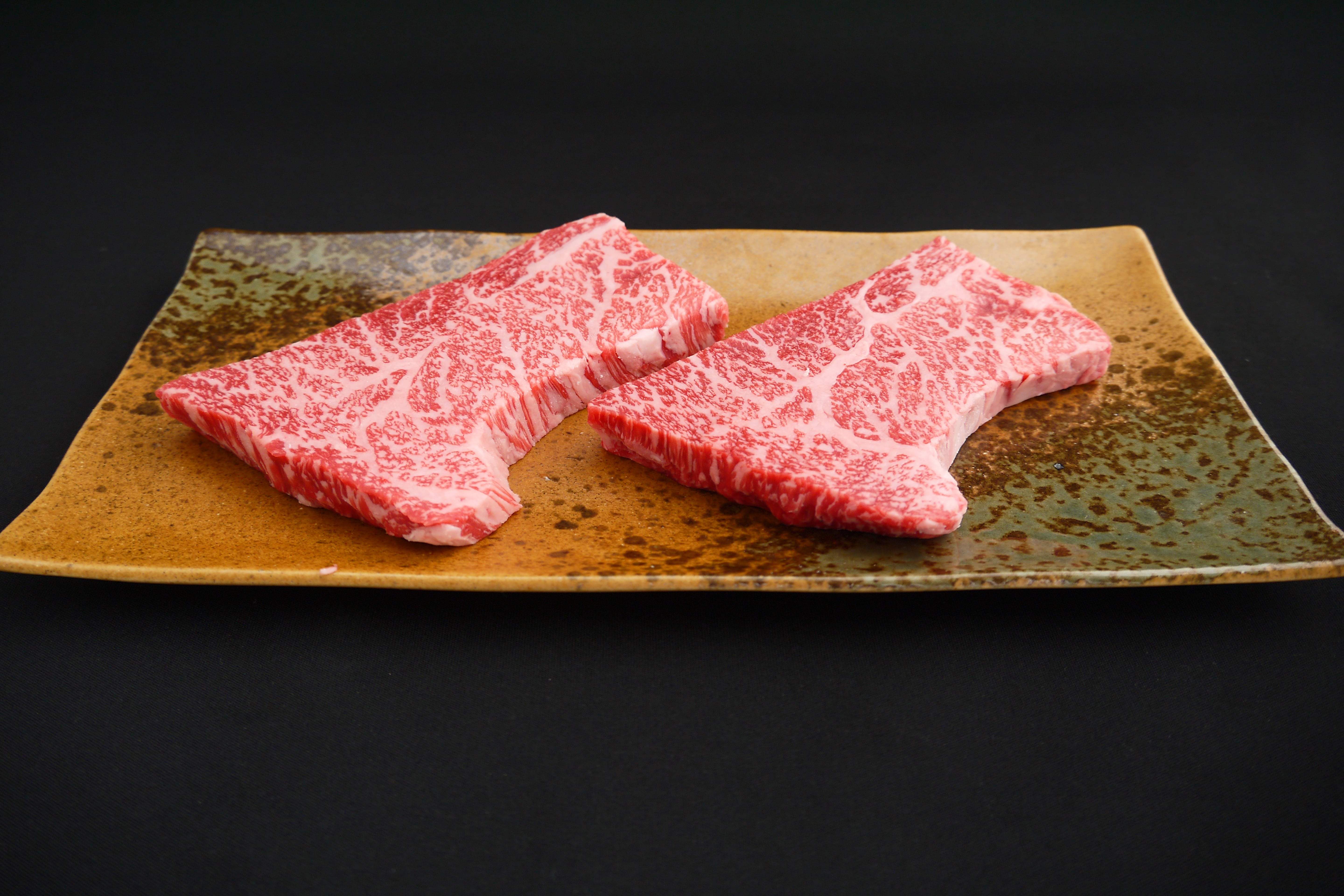 トモサンカク🥩 牛1頭あたり約2〜3キロ程度しか取れない、非常に希少な部位！！！赤身が多めなもも肉の中では珍しく、サシが入りやすい部位となっています🥩🤤 ご注文・お問い合わせはお電話にて📞 Tel：03-3469-6286※土日祝はお休みです肉 肉屋 筑波コーポレーション