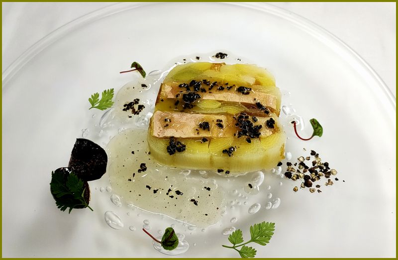 冷たいフォワグラと温かいフォワグラ フォワグラテリーヌとても美味しいが美味しさのピークが短い、小瓶入りは30日以上と息が長くこれもまた美味しい。 温かい フォワグラこれは万人向けの美味しさ、これも最高です。 火入れが微妙に難しいのもフォワグラです。仏