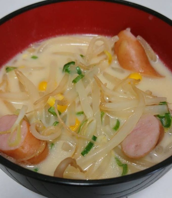 牛肉と豆もやし入り味噌汁