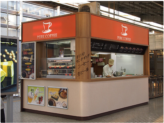 今日のお昼は京都駅新幹線ホームで買った「ミックスサンドイッチ」を頂きました。ここのサンドイッチ は、その場で作られた製品を販売しています。なかなか美味しいです。ご馳走様でした。 誠まえはランチ