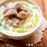 レシピ付き ⋆⸜ 鶏ときのこのたまごとじうどん ⸝⋆﻿ 難易度 ≀ ◷ 10 分 ≀ ¥ 300円﻿ ﻿ ようこそ٩ ^‿^ ۶﻿Ⓜ︎ⓄⒶⒾ🅢ⓀⒾⓉⒸⒽⒺⓃ 𓎩へ﻿ こんばんは、もあいです︎ 𓇚﻿ ﻿ 今日はささっとできる﻿ うどんレシピ♡﻿ うどんが好きで、多分週1回は﻿食べてる 笑﻿ ﻿ 秋