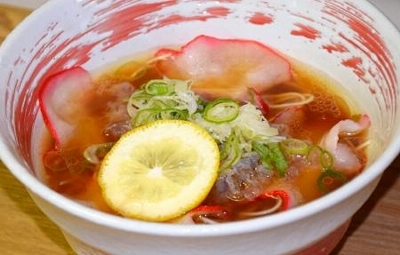 宇部市西岐波床波にある「米手のとなり」🍜 ここは鯨から出汁を採る鯨骨ラーメン があるとの事で来店😄チャーシューの代わりに鯨のベーコンが乗ってる😳味が濃そうに見えて、さっぱり味でした😄