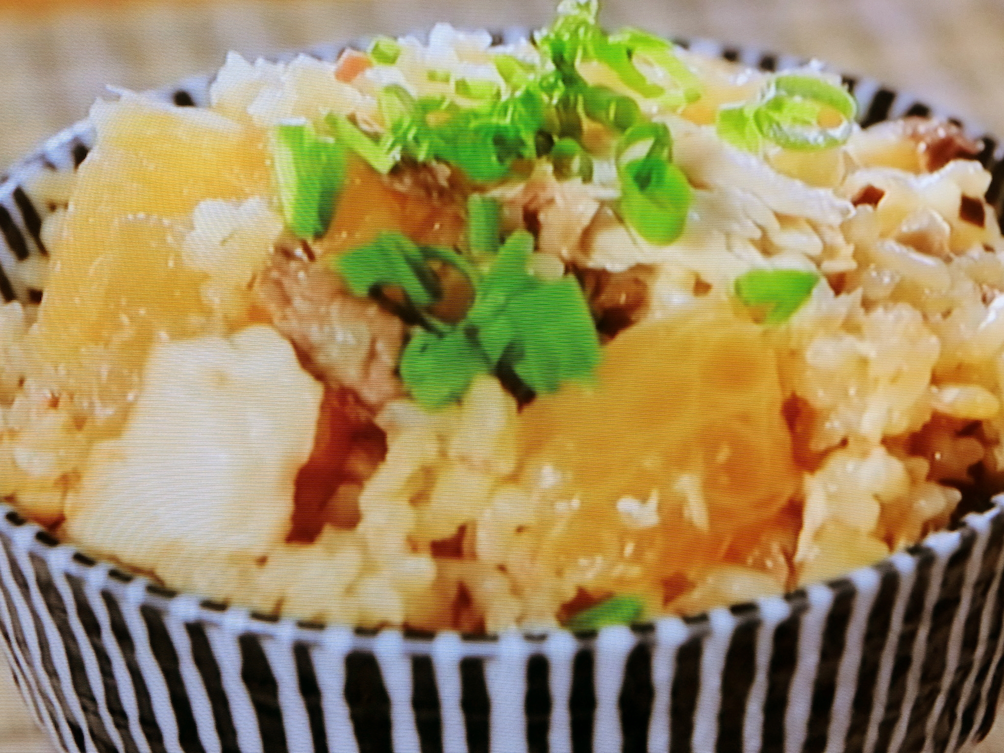 ごま油香る♬︎柔らか味しみ大根とピリ辛こんにゃくのヘルシーおつまみ🥢大根は小さく切ってレンジ加熱すれば 時短で柔らかくなります ^^ 👌こんにゃくと一緒にごま油で こんがり焼いて、甘辛い味付けに かつお節とごまをたっぷり🙈♬︎ おつまみやお弁当