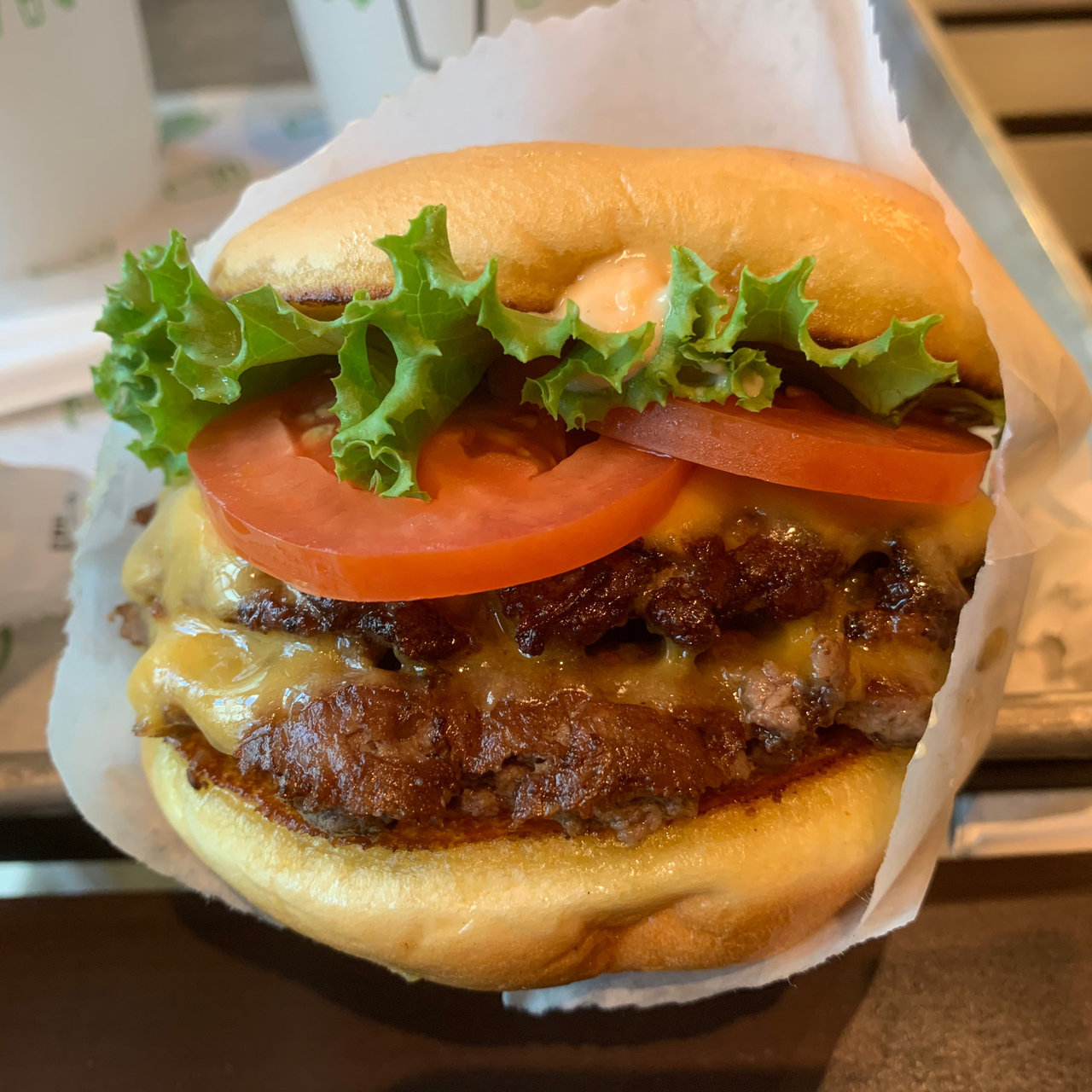 Shake Shack オニオンとビーフパティをスマッシュして香ばしく焼き上げた、スマッシュバーガーを堪能できる「スマッシュドオニオン」が、4月23日 水 より期間限定で新登場！アイビーカンパニー株式会社のプレスリリース