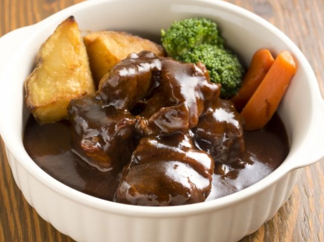 週末レシピ ビーフシチュー、ワイン1本入れが決め手 - 日本経済新聞