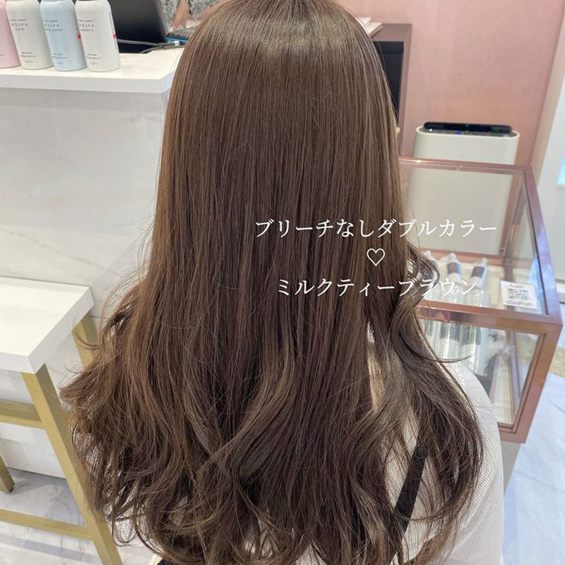 🐝ハニーミルクティーブラウン 1ヶ月以内のカラーだと 根元ブリーチなしのワンカラーで 繋ぐことができるカラーです🍯🤎ハイトーンを長く保ちたい方は 2ヶ月に1回のペースでブリーチ することをオススメしてます⭐️ハニーミルクティーブラウンミルクティーブラウン