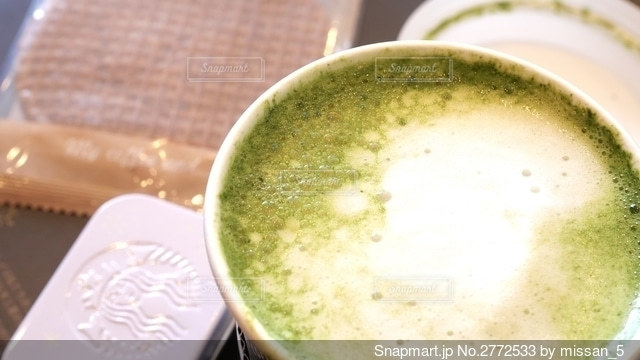 大ヒット中の「ペットボトル抹茶ラテ」を飲み比べ！ 「綾鷹」VS.「クラフトボス」 - 価格.comマガジン