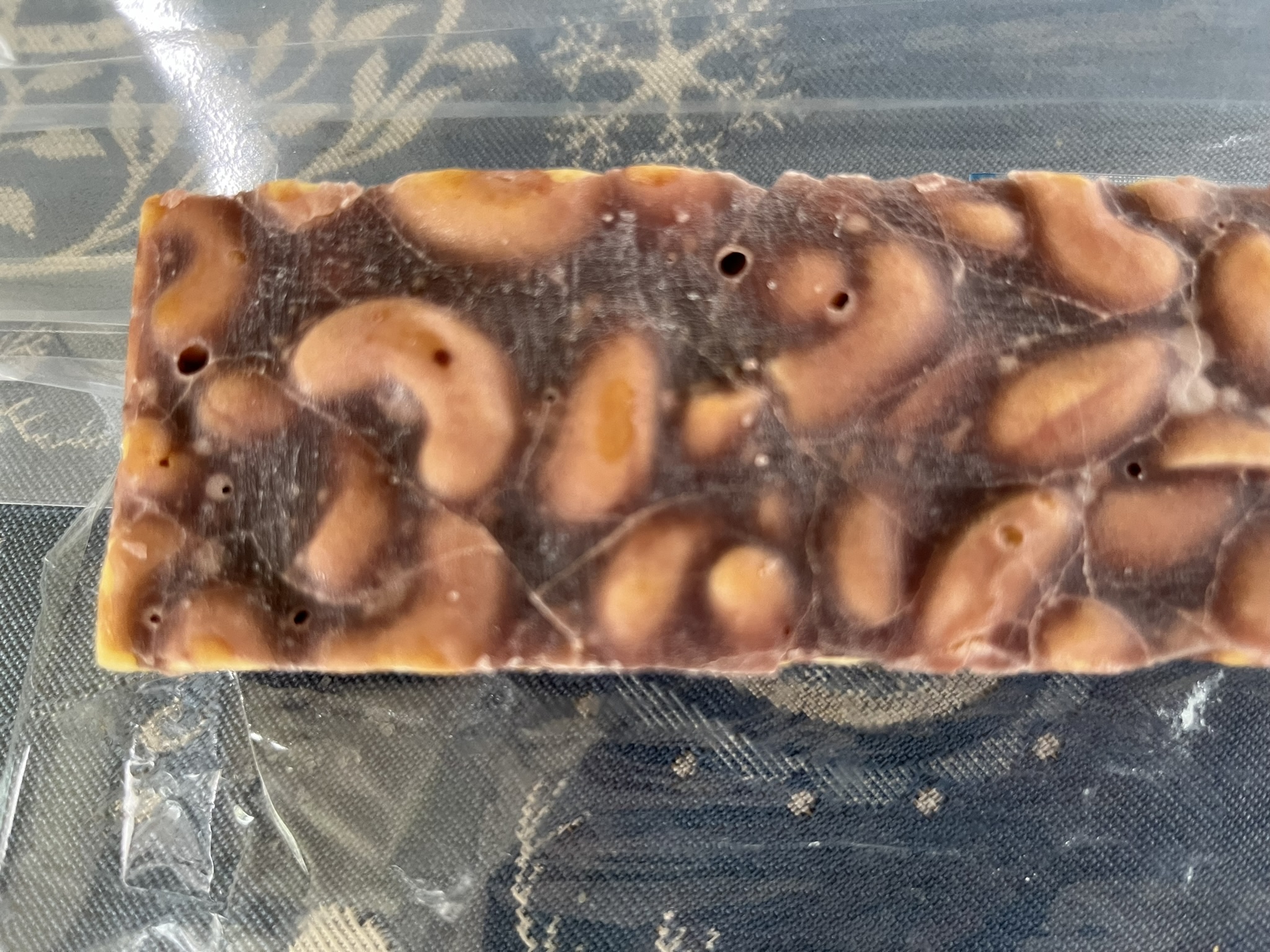 ナッツが入って新食感！ナッツ羊羹, 伝統的な小城羊羹を製造する「村岡総本舗」では、新しい羊羹の製造にも挑戦しています😍,そんな村岡総本舗の商品で今回ご紹介するのは、「カシューナッツ羊羹」😲 , その名の通り、羊羹の中にカシューナッツがたくさん入っています😋,カシューナッツが羊羹の甘さを中和して程よい味わいとなっており、甘いものが苦手な方にもオススメです✨ , ✓カシューナッツ羊羹