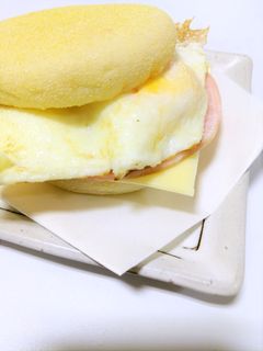 つるうちはなのこてんぱん食堂「おうちで朝マック〜エッグマックマフィン編〜」つるうちはな