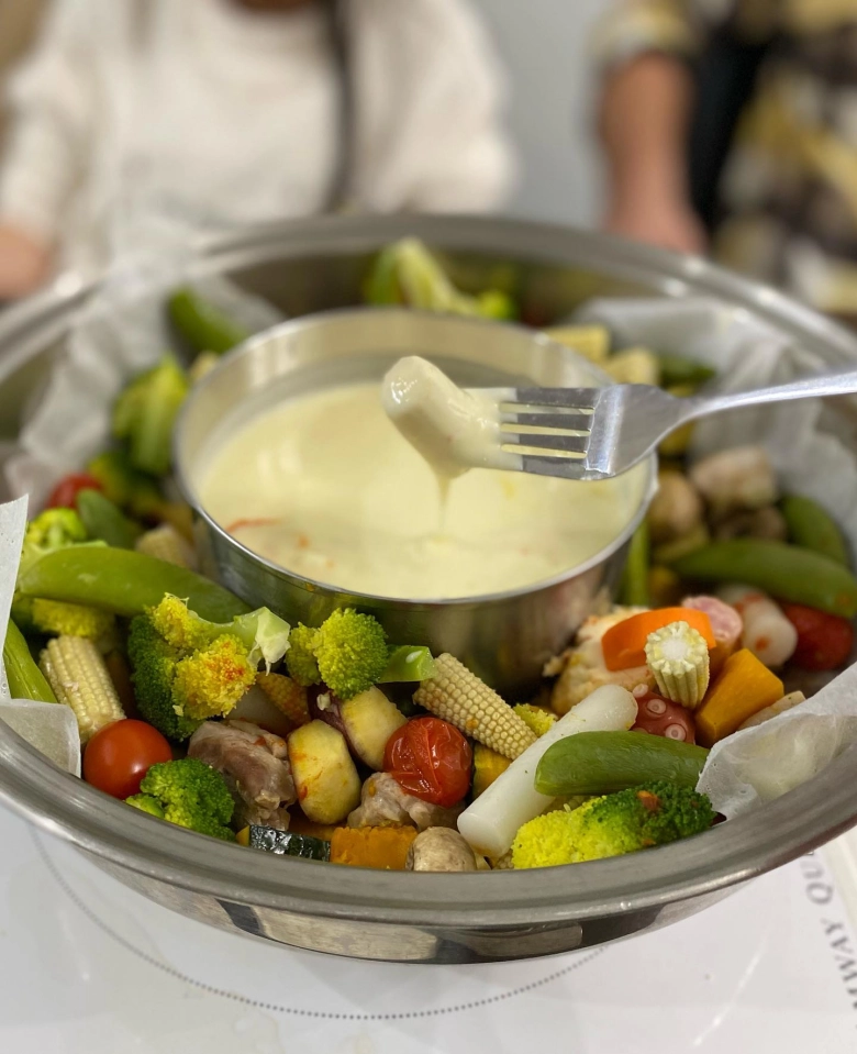 ミートソースパスタとサラダの献立