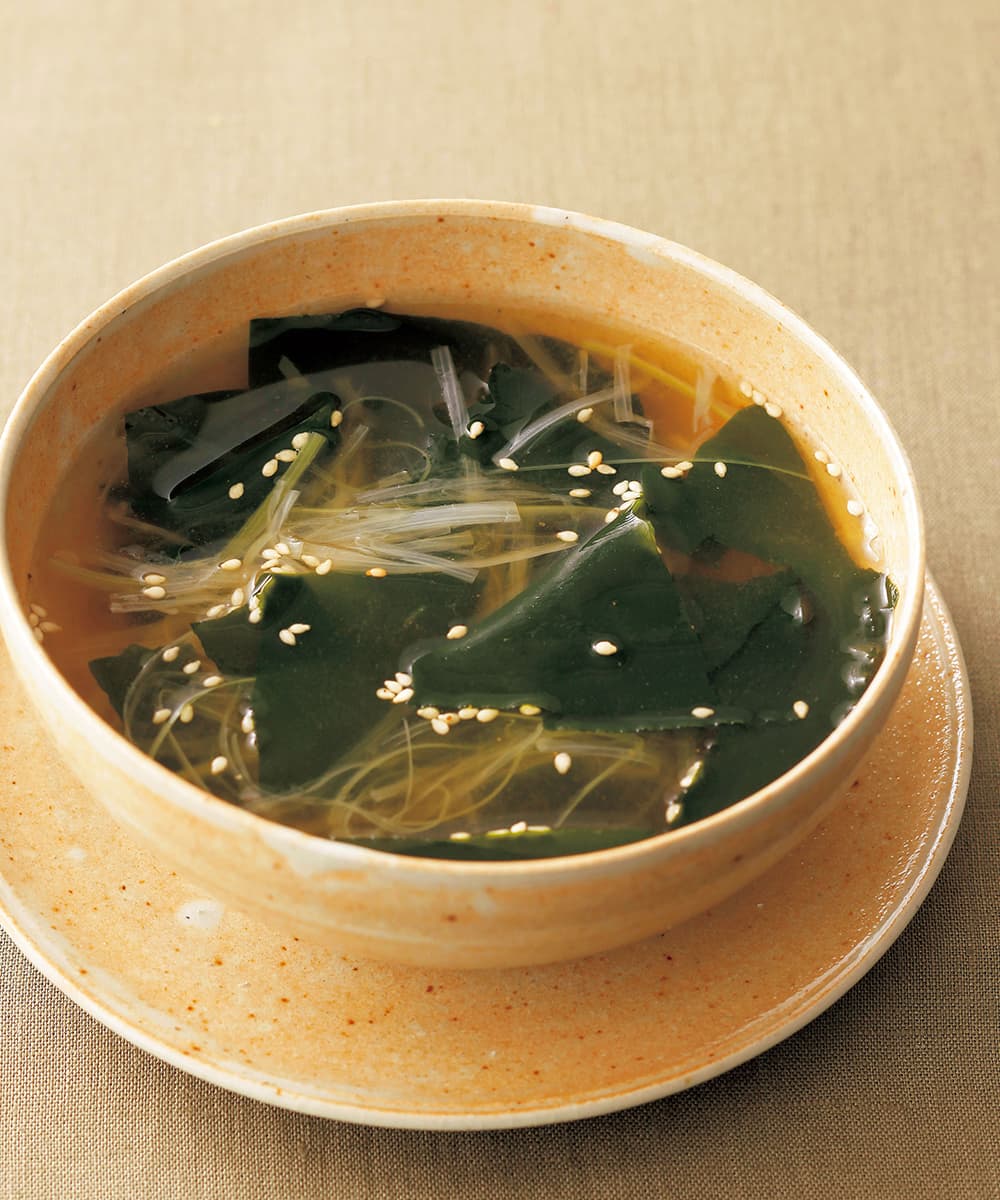 餃子スープのレシピ。韓国で人気のマンドゥクッ♪冷凍餃子で簡単にカライチ