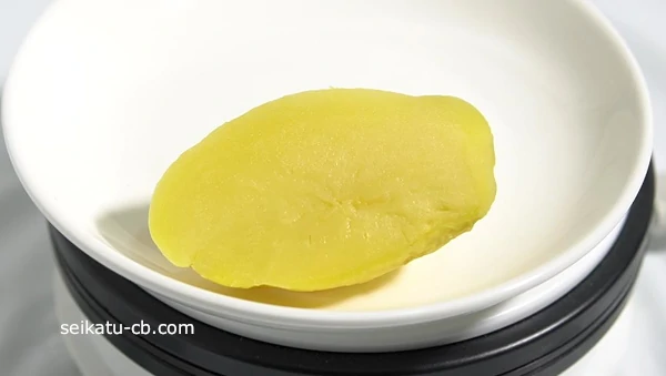 ジャガイモに火を通したい時。,茹でたり蒸したりレンジで加熱したり、色んな方法があるけど、ぱぱっと作りたい時はこんなふうに電子レンジに放り込みます🥔, .,600wで5分〜7分。 大きさによるから様子見してね , 熱いからキッチンペーパーなどで包んで皮を剥きます。, .,ちなみに茹でる時も皮は剥かずに十字にくるっと薄く切り込みを入れてからお鍋にin。,