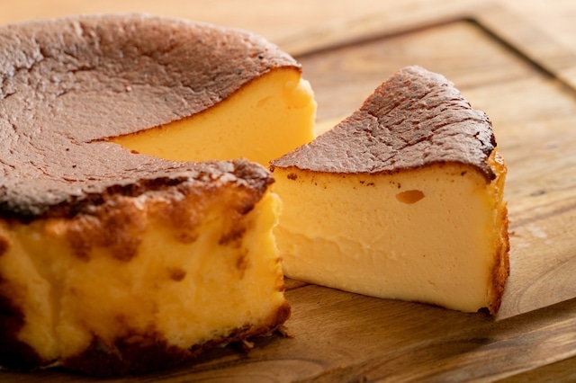 敬老の日ギフト 濃厚とろけるバスクチーズケーキ 小麦粉不使用 ≪9月15日お届け≫ スイーツ バスクチーズ ケーキ チーズケーキ 香ばしい デザートクリームチーズ とろける キャラメル風味 お菓子 贈答 ギフト J02004-K ケーキ