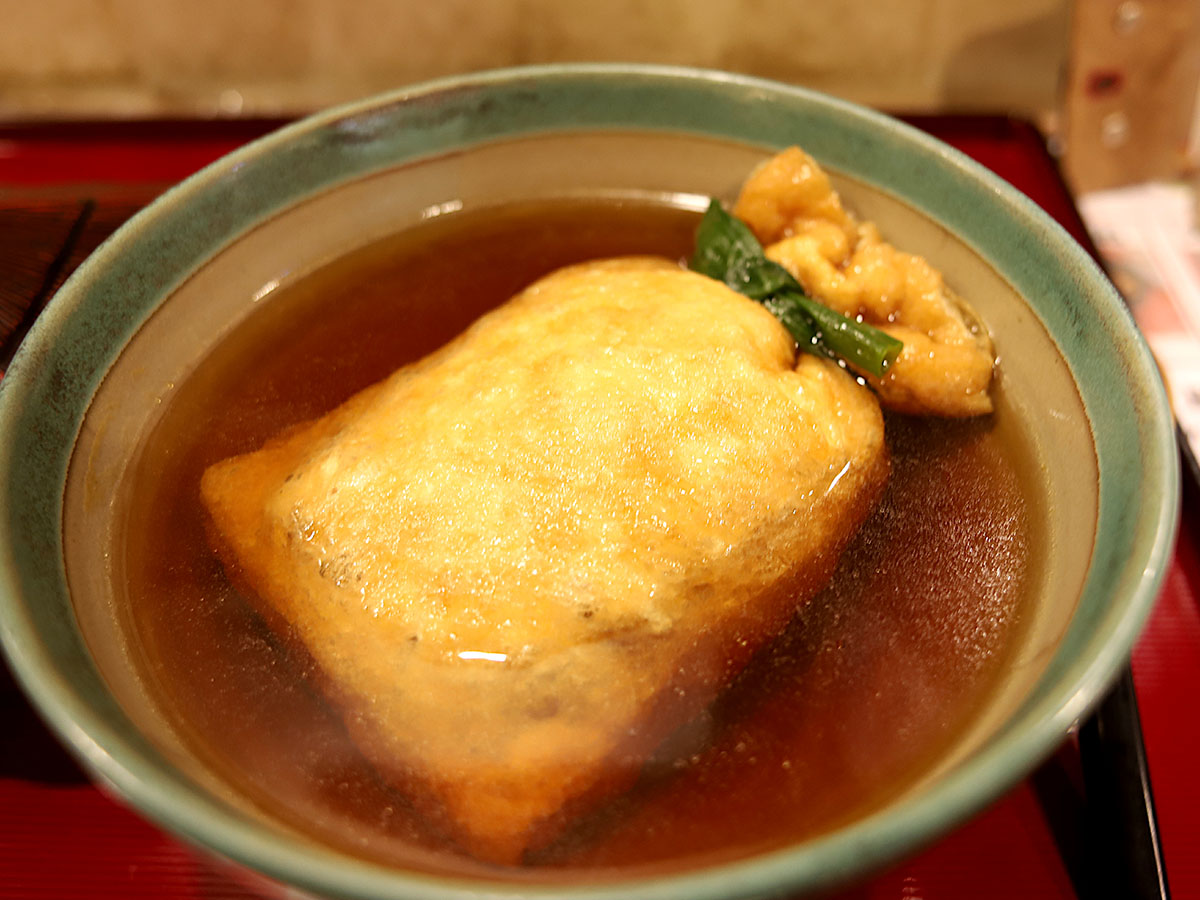 逆きつねうどん!? 奈良「麺闘庵 めんとうあん 」の『巾着きつね』が話題に - macaroni