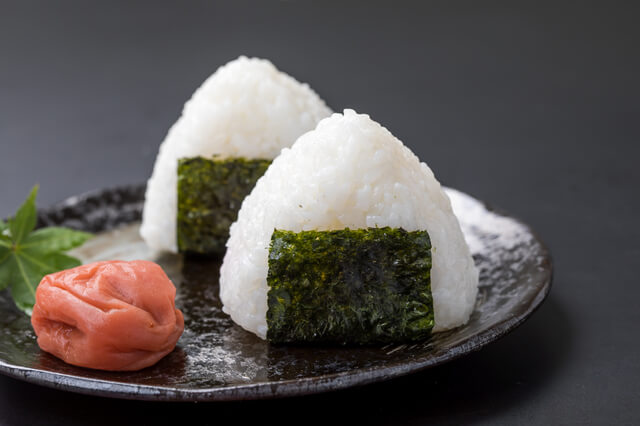 梅おにぎりアレンジ🍙@hibi_onigiri さんの投稿をお借りしました 今の時期におすすめの梅おにぎりアレンジ⁡梅雨のムシムシ気分もさっぱり 「梅おにぎり」レシピを集めてみました。 ⁡ 暑さで食欲が出ない時にも ごはんはなるべくしっかり食べたい。 そんなときに