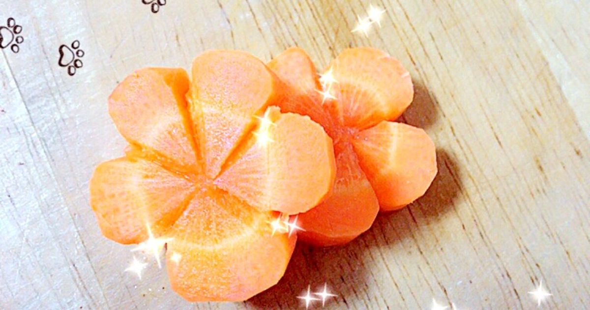 飾り切り動画〜,にんじんのお花の飾り切り , 今回は, アンバサダーを務めている, フーディストノート @foodietable.jpさんから, お誘いがあり、, コラボ投稿させて頂いています🌸, にんじんで作るお花の飾り切りを, 動画にしました🎥, 〜用意するもの〜,・にんじん, ・飾り切り用ナイフ 100均 , ・花びら5枚の花型型抜き 100均 , ・まな板, ・包丁,