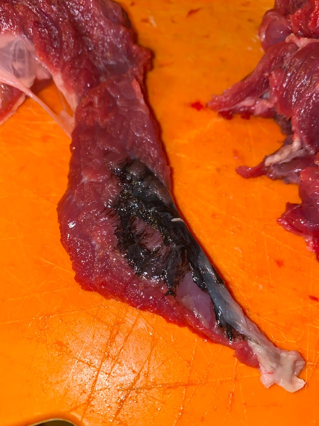 牛肉の黒い部分は大丈夫？黒色に変色しても捨てるのは大間違い！牛肉通販おすすめ！お肉のせかい