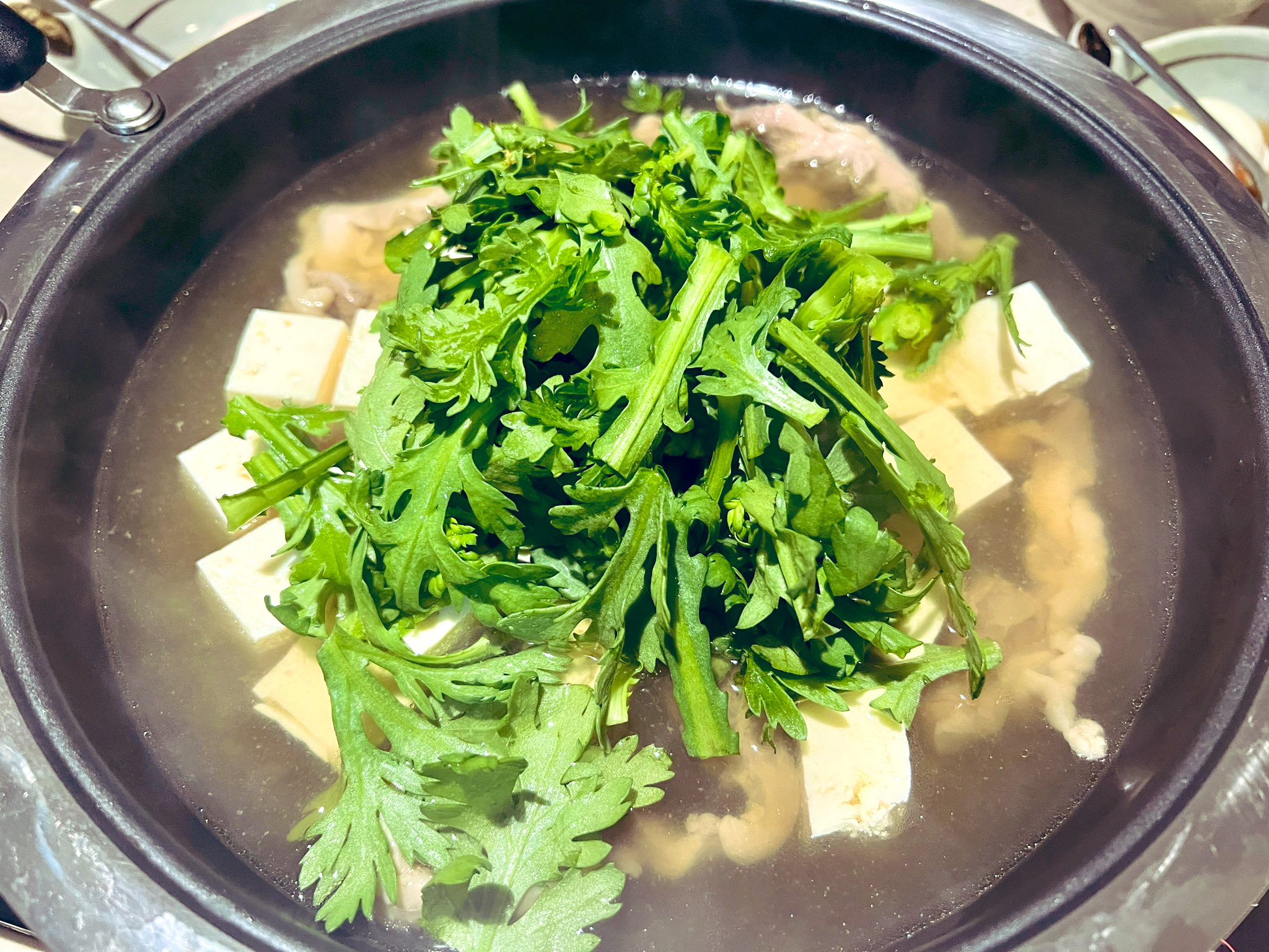 春菊入り鍋 すき焼きだけじゃない♪絶品レシピ9選の人気レシピ・作り方デリッシュキッチン