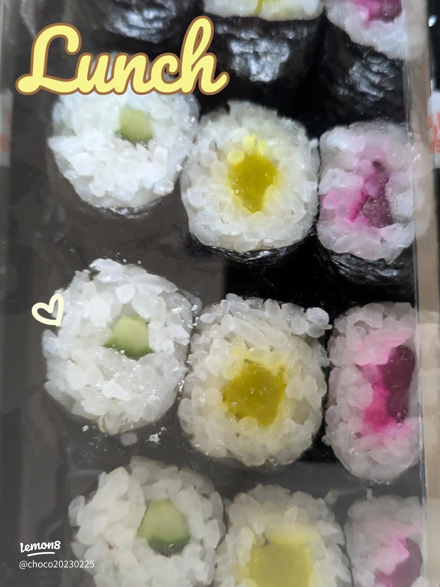 今日の晩御飯はお寿司🍣 かっぱだらけのお寿司 ○ ˃̶͈̀ロ˂̶͈́ ੭ꠥ⁾⁾ 作り方はきゅうりを切って組み合わせます♪立体の河童の目や背中の甲羅も胡瓜海苔巻きの頭はきゅうり、口は卵焼き、目は黒胡麻 ◇材料 きゅうり 2本程度 お米 適量 卵焼き 少量お時間ある方は