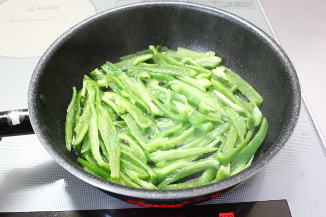 100万再生超え の時短レシピ動画はここ→ @kota__cooking お疲れ様です！こたクッキングです👨‍🍳 今回は、過去の投稿でフォロワーさん から絶賛されている、タモリさんが考案した無限ピーマン🫑煮浸しの紹介✨ 美味しそう！参考になったと思ったらコメント欄でいいね