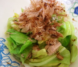 茹でキャベツとしらすとゴマのサラダ