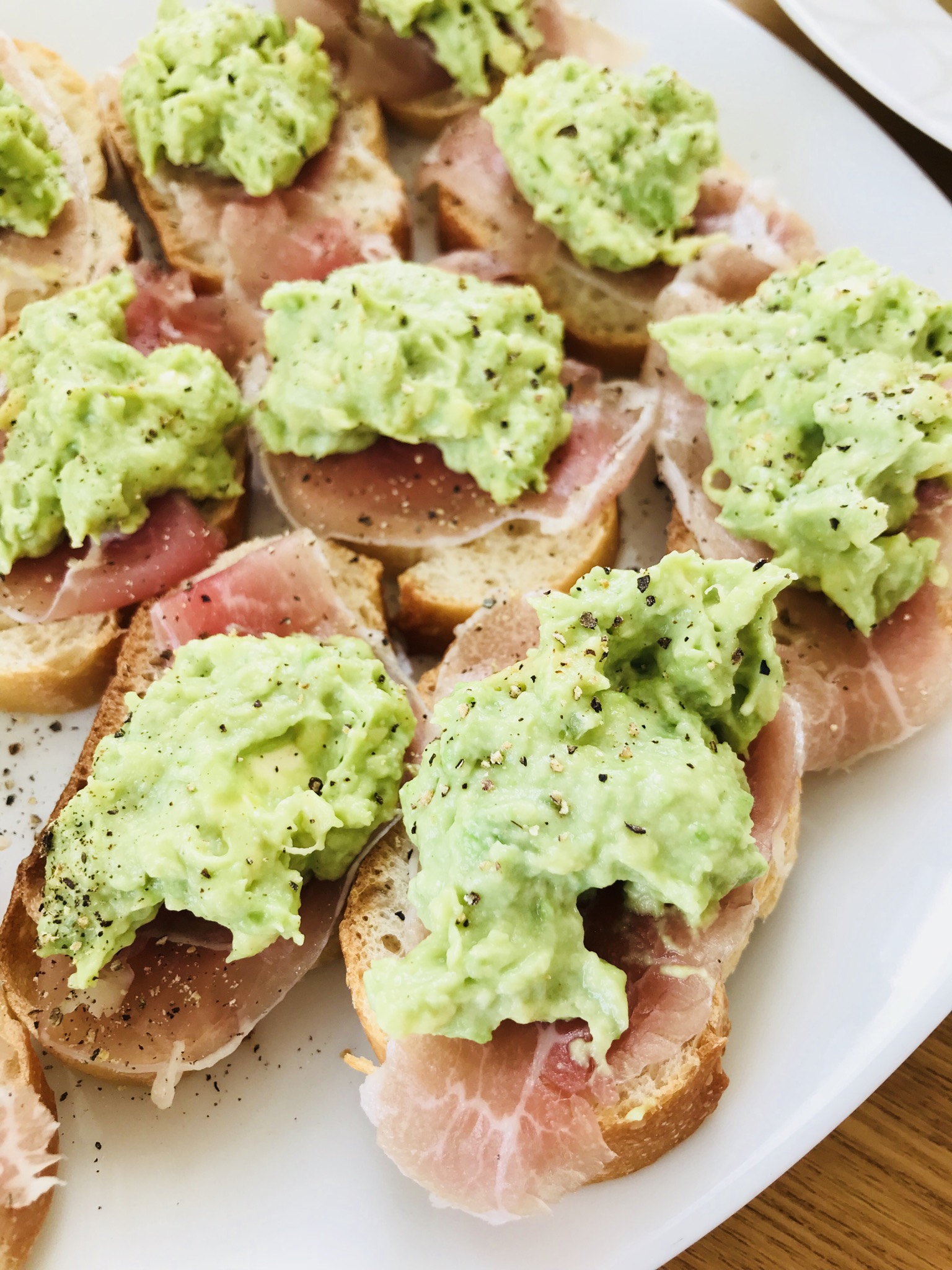 色鮮やかでおしゃれ！ アボカドとサーモンのタルタルカナッペ