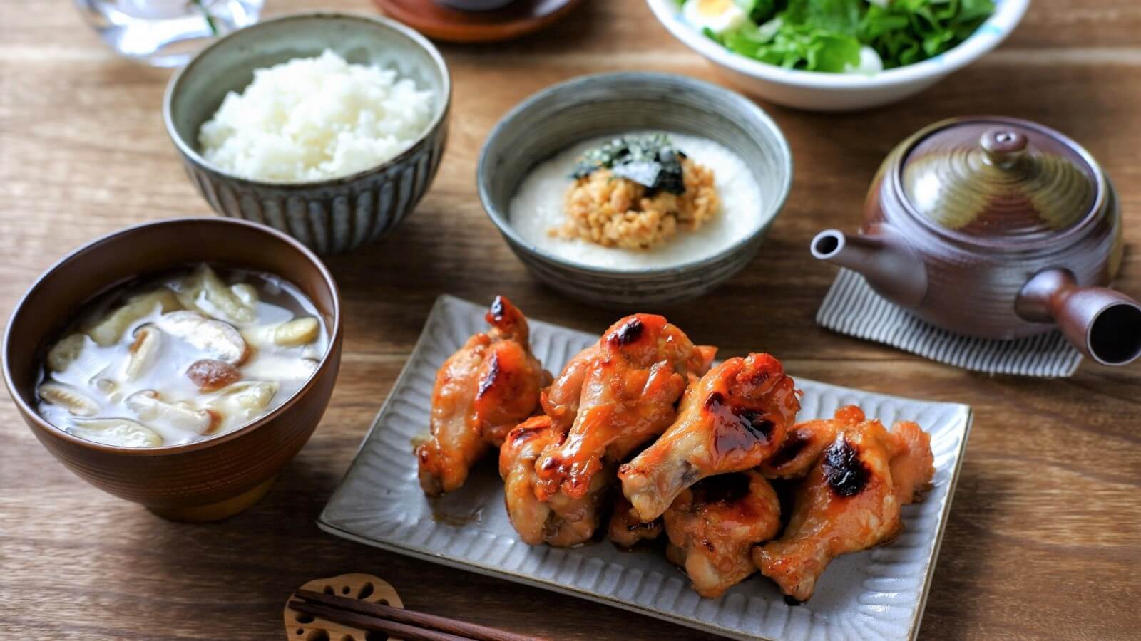 Natsu レシピ 献立2人分の1週間献立まとめました✨️ 詳しいレシピは投稿をご確認ください♪遡るのは大変なのでぜひ保存の方もよろしくお願いします🥰※調味料や塩昆布、鰹節などの少量しか使わない食材、お味噌汁の具材などはリストから省いております。 ※食材の値段