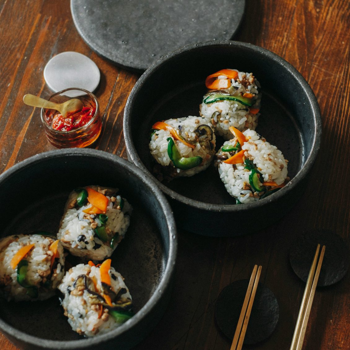 ご飯でおかずをサンドするからこれだけでボリューム満点！「サンドおにぎり」の作り方 - レタスクラブ