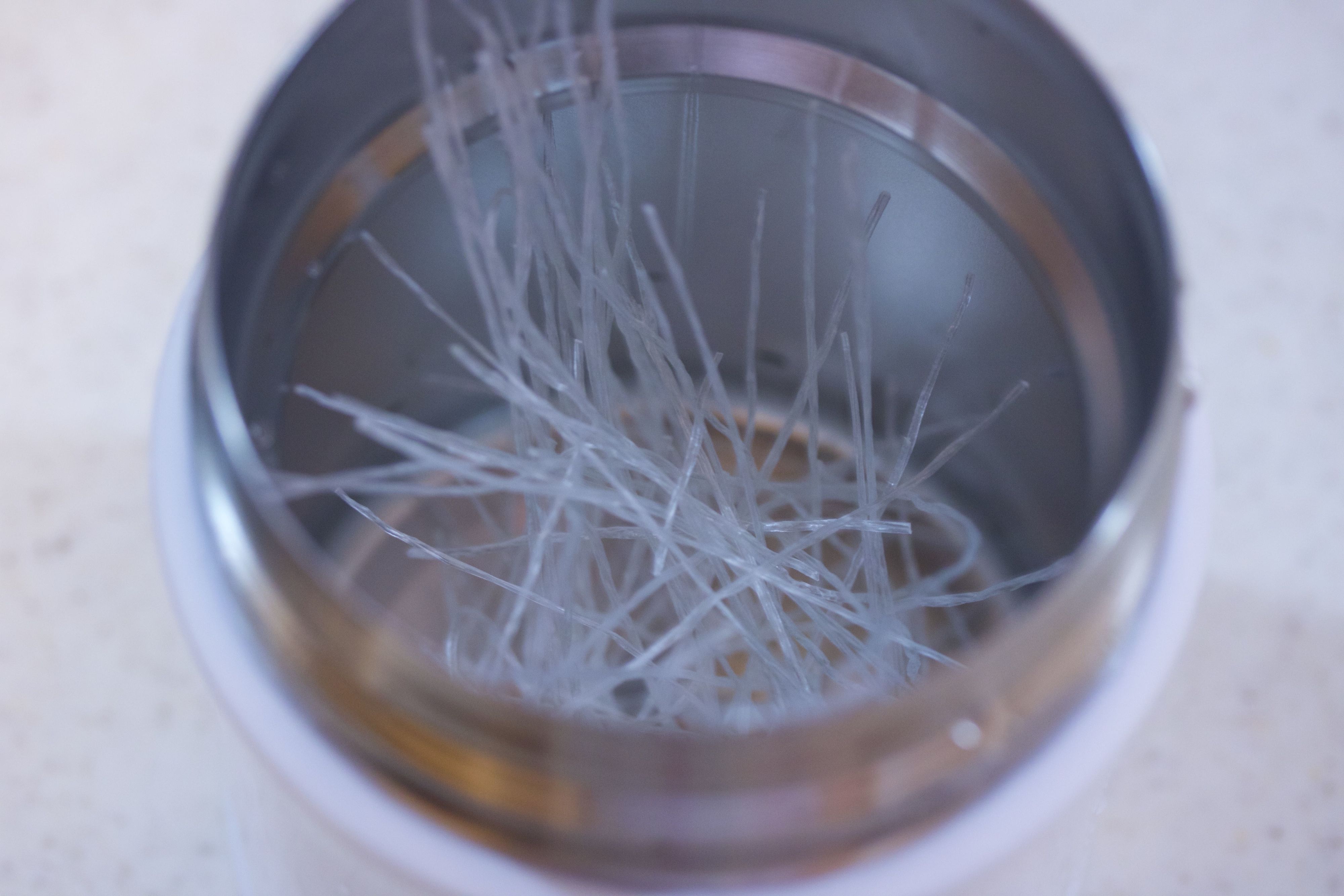 まめねこ🍙スープジャーで過ごす365日お昼までに伸び伸びになることの多い春雨ですが、水分少なめのチャプチェにすれば、お昼までしっかり食感キープ。レンチンとスープジャーで作れるので、おかずをもう一品追加したい時にもおすすめです。 〇材料 サーモススープ